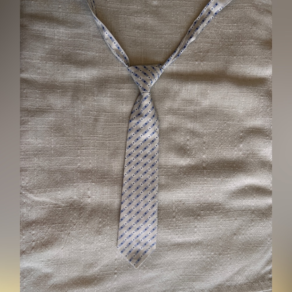 Light color tie for small boy